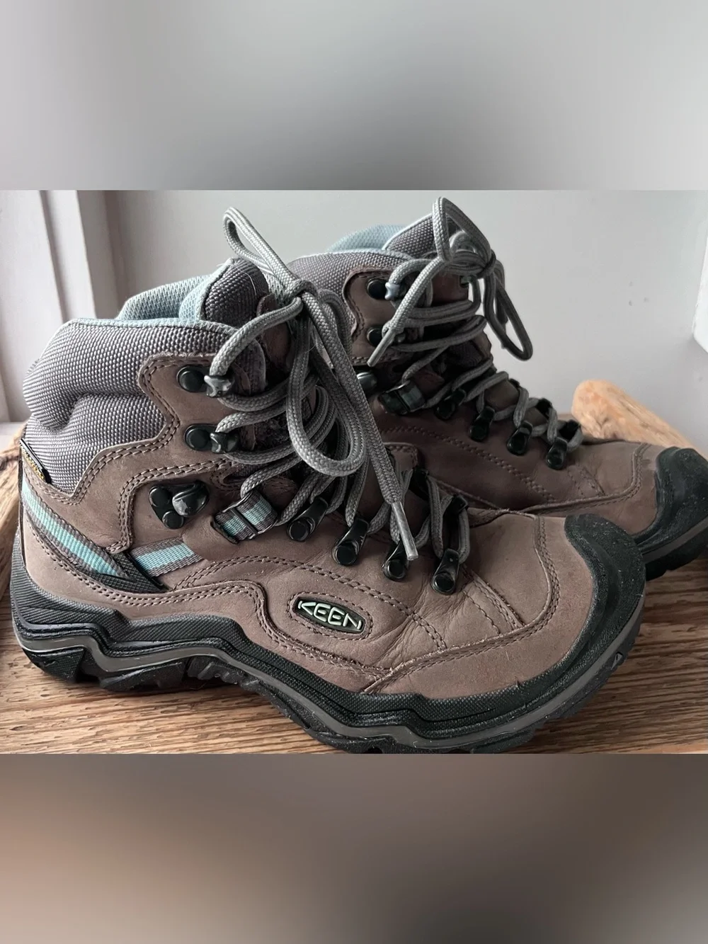 KEEN Durand II Mid waterproof Hiking Boots tan leather with Teal Accents size 6